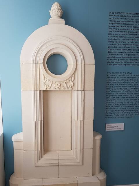 Reconstitution d'un puits-fontaine de Rochefort, en pierres de taille