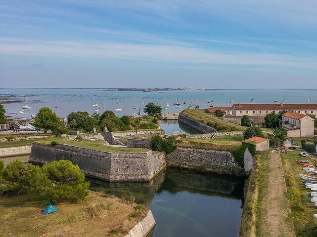L'ile d'Aix, vu sur l'estuaire et au loin l'île Madame