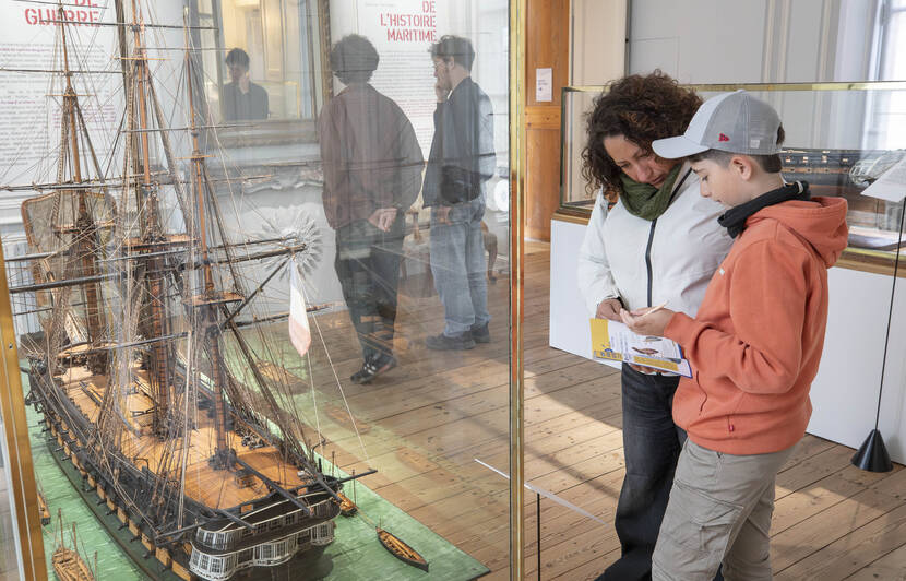 Visite en famille du musée avec le livret jeu © C.Rabourdin