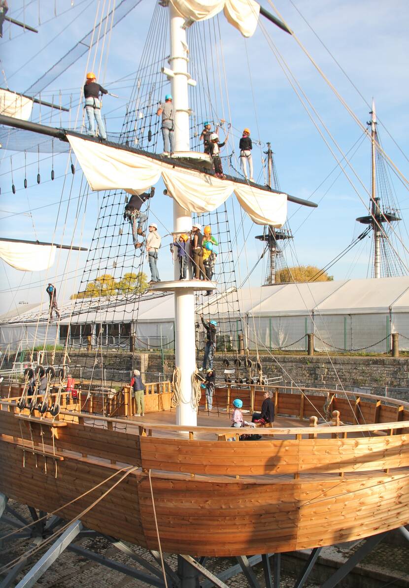 À vos casques et grimpez tel un gabier à l’accro-mât de Rochefort ! - © Office de tourisme Rochefort Océan À vos casques et grimpez tel un gabier à l’accro-mât de Rochefort !