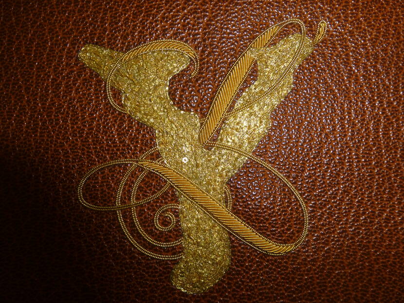 Broderie de logo "Y" sur une malle à vin ©Bégonia d'Or