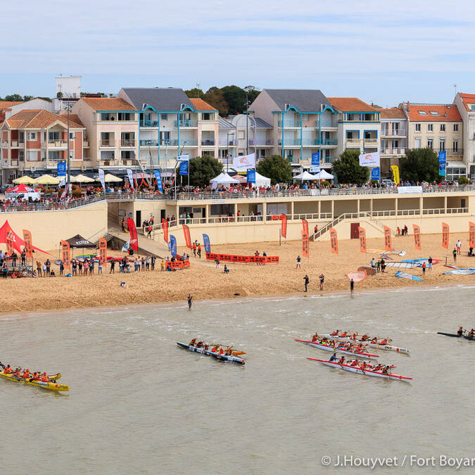 Departure of the pirogues from the Grande Plage (beach) de Fouras