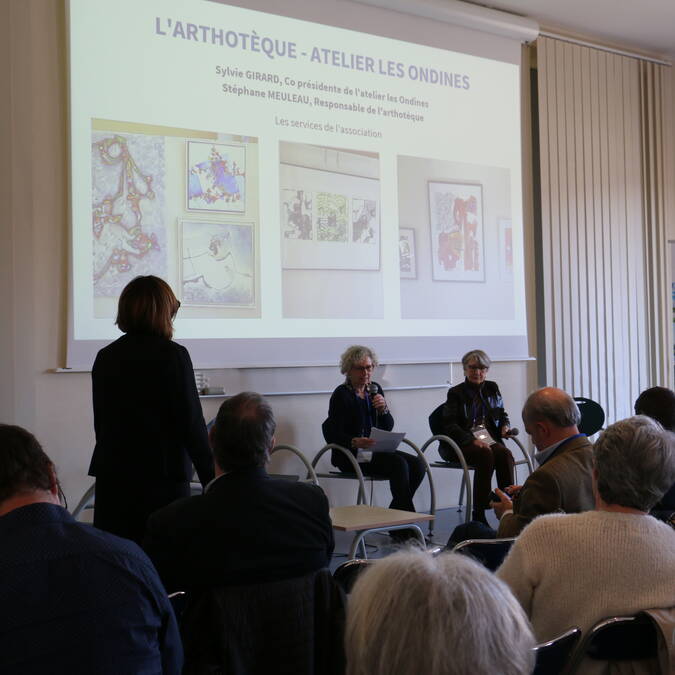 Présentation de l'artothèque par l'atelier des Ondines © Caroline Jarry