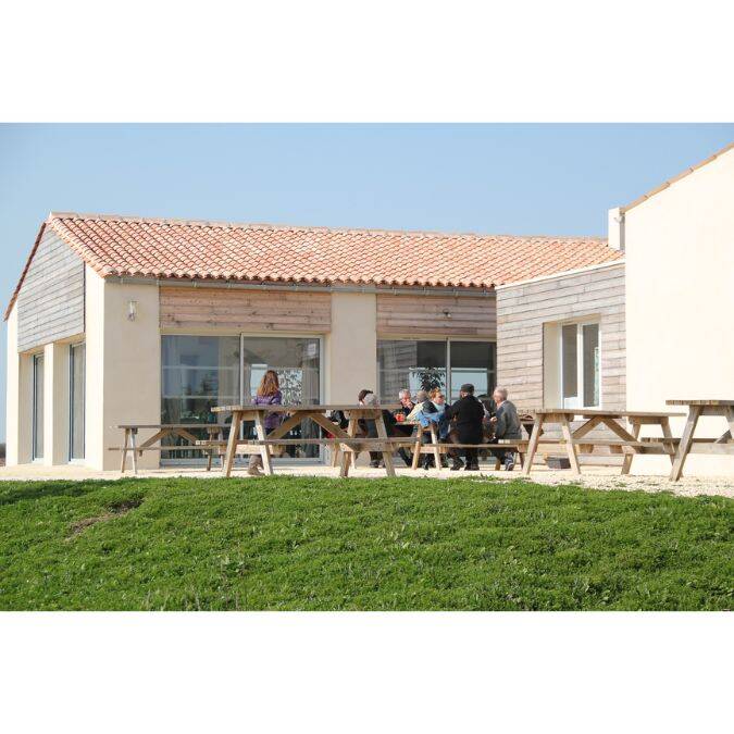 Terrasse de la ferme aquacole de l'île madame à Port-des Barques © OTRO - Marika Domenici