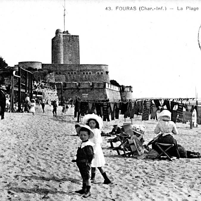 Carte postale en noir et blanc d'une plage de Fouras-Les-Bains datant de 1900 