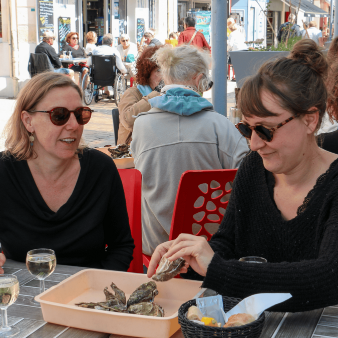 Dégustation d'huîtres en terrasse à Fouras-les-bains 