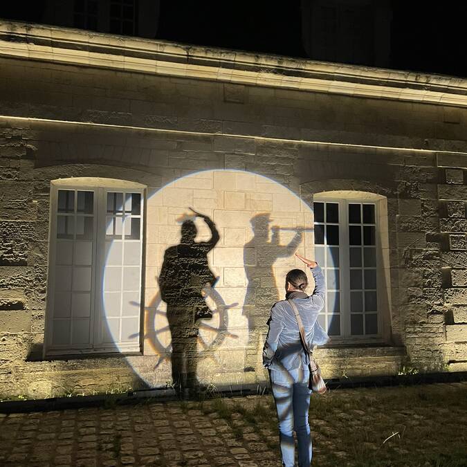 Jeu d'ombres participatif sur les murs de la Corderie Royale à Océana Lumina