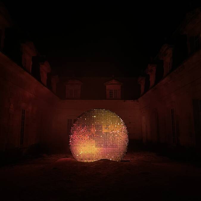 Projection lumineuse scintillante d'un coucher de soleil à Oceana Lumina