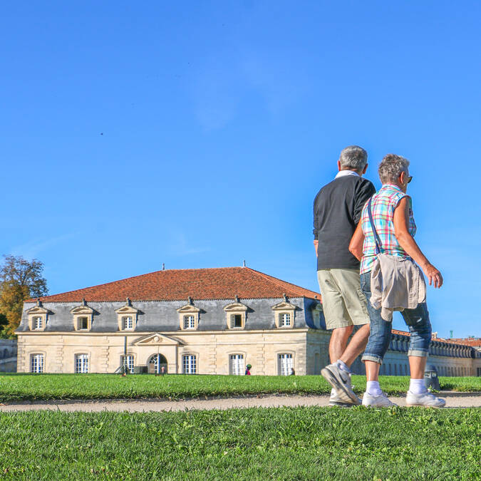 Promeneurs sur le chemin de Charente, devant le pavillon sud de la Corderie Royale