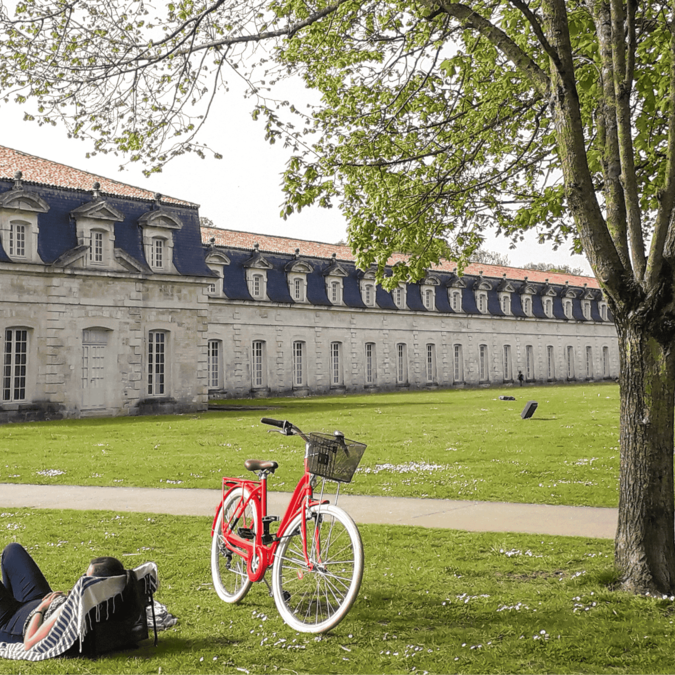 Pause après une randonnée à vélo à la Corderie Royale
