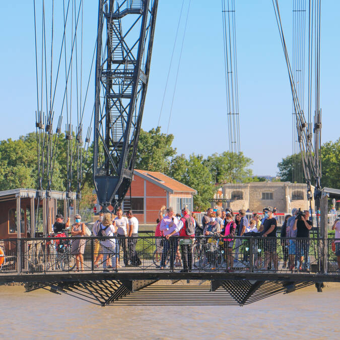 Vue sur la nacelle du Pont Transbordeur en mouvement 