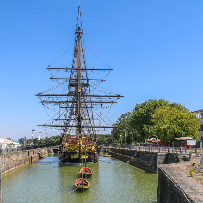 L'Hermione dans son bassin à Rochefort © J.Paulet