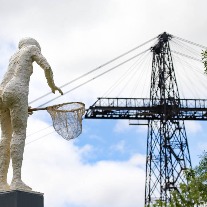 Statue avec une épuisette du Sentier des guetteurs 