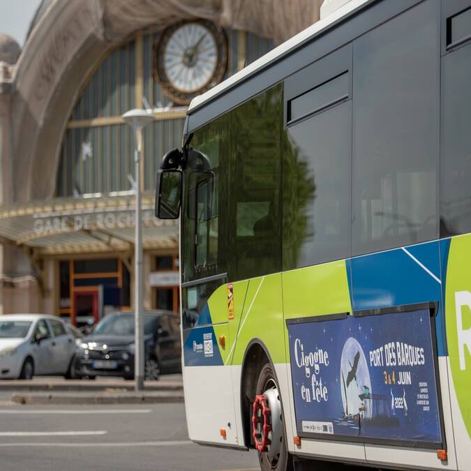 Bus R'bus devant la gare SNCF de Rochefort