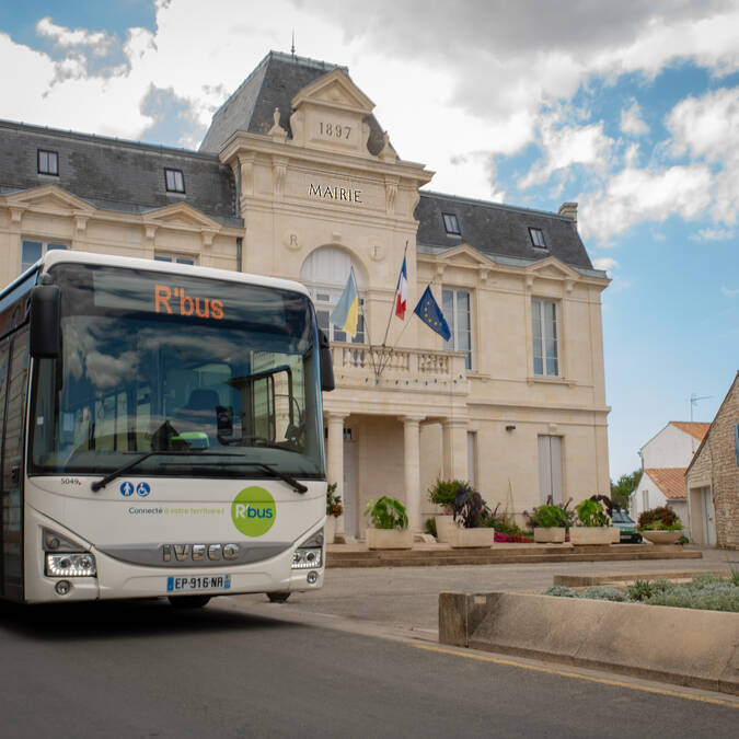 Un bus devant une mairie
