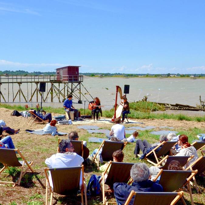 Musique en plein air au bord de la Charente, à Port-des-Barques
