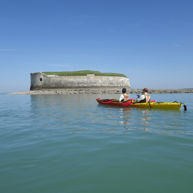 Kayak devant le fort Enet à Fouras-les-bains 