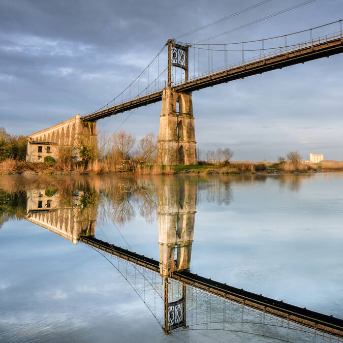 Reflet du pont suspendu de Tonnay-Charente dans la Charente