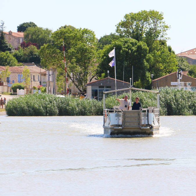 Traversée courte par bateau-passeur Rochefort-Soubise ©S.Boutin