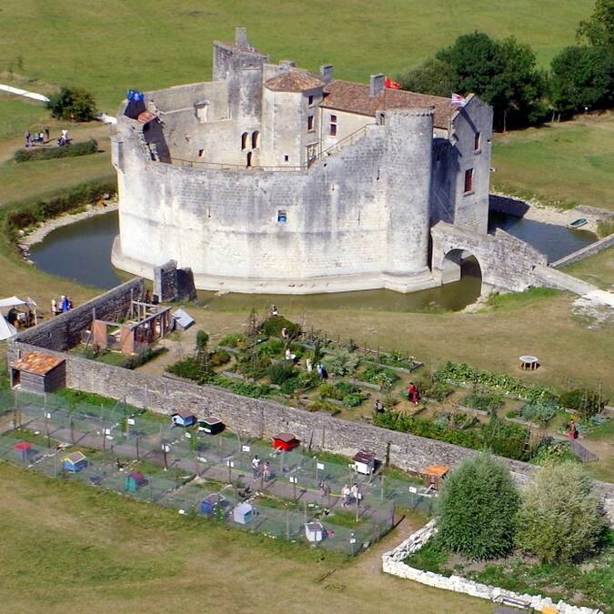 St Jean d’Angle, le château médiéval - © Château fort de St Jean d’Angle